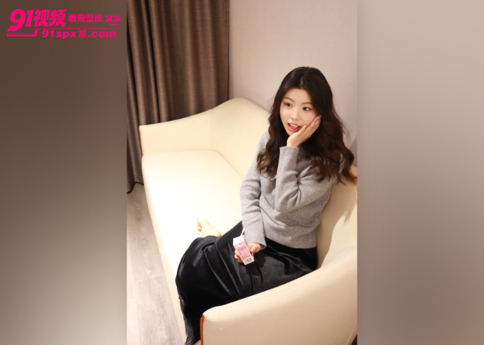 金主包养调教清纯学妹 玉足夹肉棒足交 粉嫩脚心磨龟头倒润滑油手撸 油亮肉棒爆射 - 图4