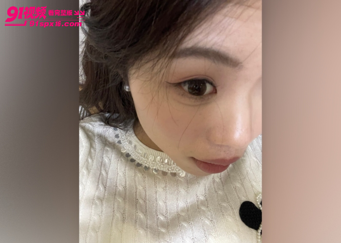 金主包养调教清纯学妹 玉足夹肉棒足交 粉嫩脚心磨龟头倒润滑油手撸 油亮肉棒爆射 - 图5