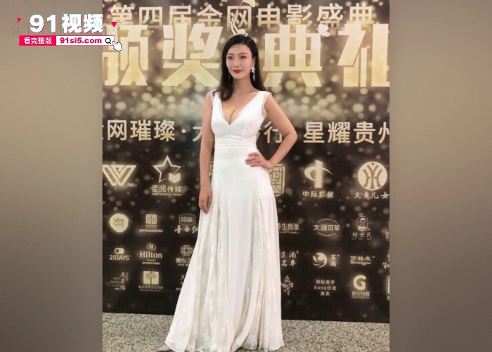 中国演员 王李丹妮 E奶人称乳神 电影一路向西删减绝版视频 奶子上抹满精油奶推 这身材谁抗的住啊 - 图4