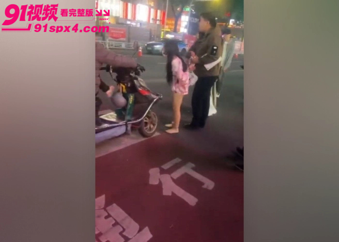 长沙解放西再度冲上热搜 一女子穿着暴露当街露内裤被民警当场带走处理 现场视频流出引发全网热议 - 图3