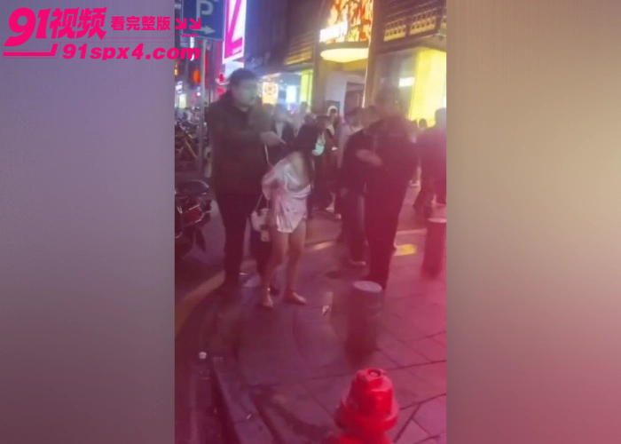 长沙解放西再度冲上热搜 一女子穿着暴露当街露内裤被民警当场带走处理 现场视频流出引发全网热议 - 图4