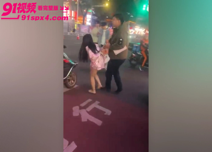 长沙解放西再度冲上热搜 一女子穿着暴露当街露内裤被民警当场带走处理 现场视频流出引发全网热议 - 图8