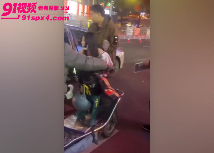 长沙解放西再度冲上热搜 一女子穿着暴露当街露内裤被民警当场带走处理 现场视频流出引发全网热议 - 图9