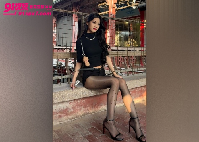 极品美艳人妻趁着老公不在私会情人 跪地口交撅着蜜桃臀上位榨精简直太爽了 - 图1