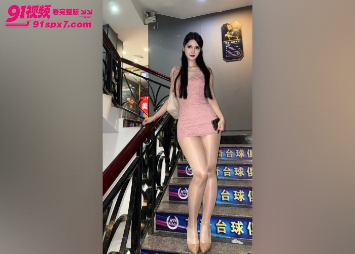极品美艳人妻趁着老公不在私会情人 跪地口交撅着蜜桃臀上位榨精简直太爽了 - 图3
