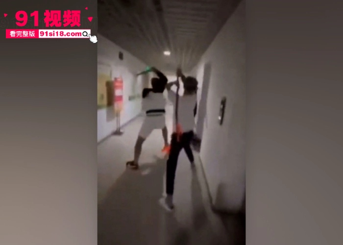 抖音热搜精神小伙化身国服典韦 手持斧头连砍17刀现场血流一地 就算超人来了也扛不住啊 - 图8