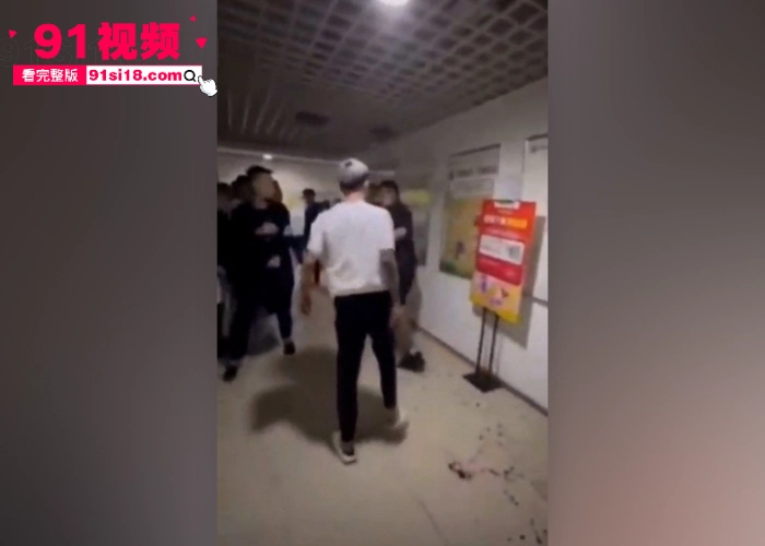 抖音热搜精神小伙化身国服典韦 手持斧头连砍17刀现场血流一地 就算超人来了也扛不住啊 - 图9