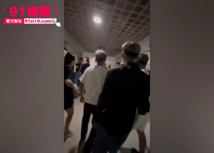 抖音热搜精神小伙化身国服典韦 手持斧头连砍17刀现场血流一地 就算超人来了也扛不住啊 - 图11