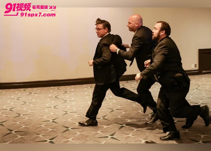 白宫记者协会晚宴枪击案，男子闯安检开数枪 特朗普 万斯 撤离现场画面曝光 - 图5
