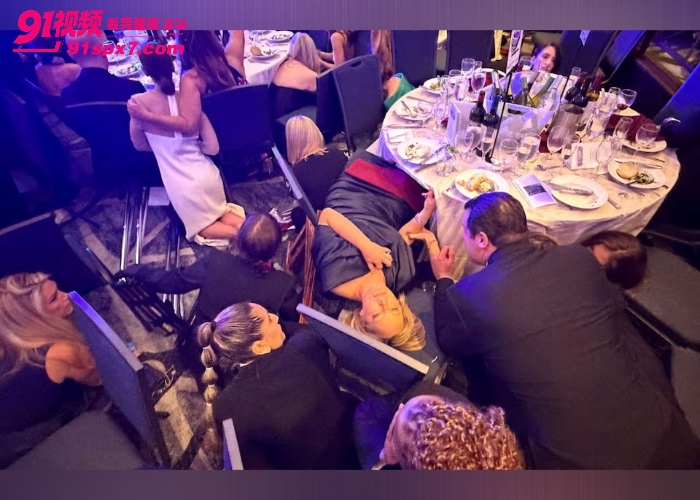 白宫记者协会晚宴枪击案，男子闯安检开数枪 特朗普 万斯 撤离现场画面曝光 - 图11