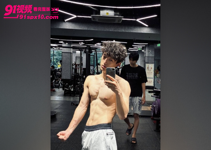 抖音网红 闫清源 精壮腹肌身材性感 客厅自拍撸管 射在原味内裤上太刺激 - 图4