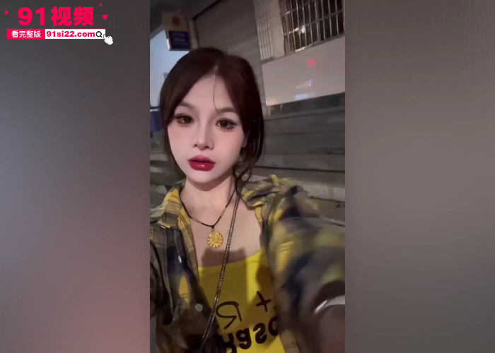 满背精神小妹社会上的大姐大 也只不过是800块就能拿下的母狗 被按在床上疯狂猛操 纹身特写极致诱惑 - 图1