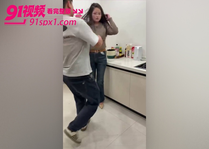 韵味宝妈炒股亏损 惨遭家暴调教 被男的狂踹头部惨叫不止 对自己老婆下手好狠啊 - 图3