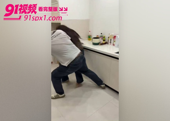韵味宝妈炒股亏损 惨遭家暴调教 被男的狂踹头部惨叫不止 对自己老婆下手好狠啊 - 图4