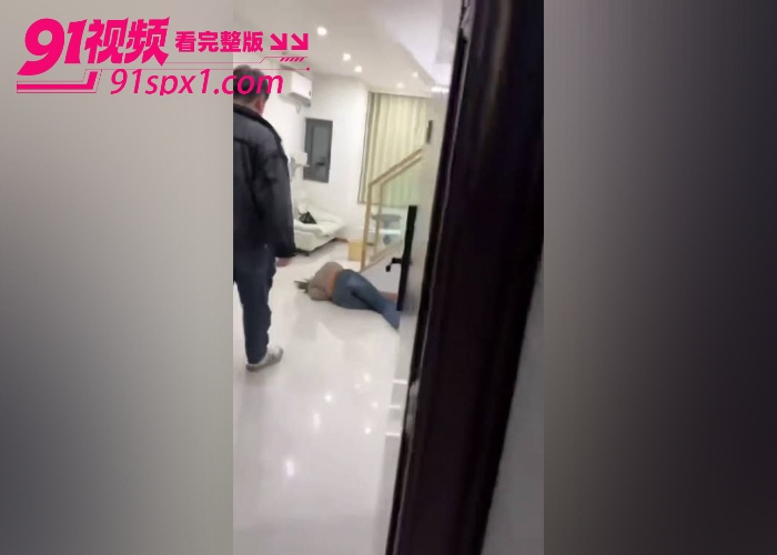 韵味宝妈炒股亏损 惨遭家暴调教 被男的狂踹头部惨叫不止 对自己老婆下手好狠啊 - 图7