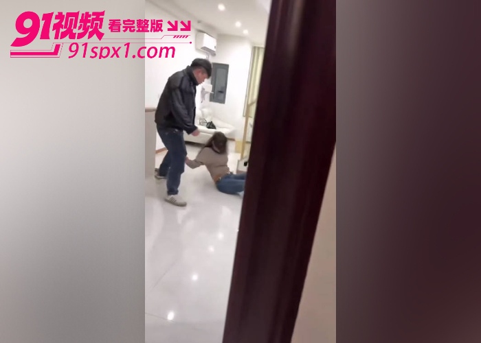 韵味宝妈炒股亏损 惨遭家暴调教 被男的狂踹头部惨叫不止 对自己老婆下手好狠啊 - 图8