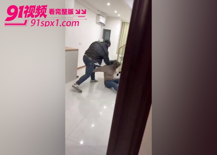 韵味宝妈炒股亏损 惨遭家暴调教 被男的狂踹头部惨叫不止 对自己老婆下手好狠啊 - 图9