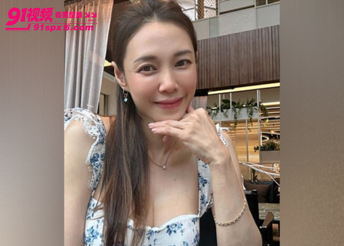 极品淫荡人妻偷情约炮 自拍视频流出 巨乳黑丝深喉 无毛骚穴床上功夫了得 - 图1