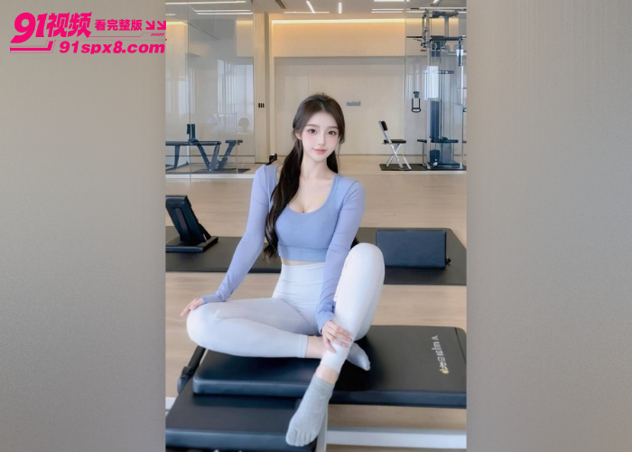 性感人妻化身瑜伽裤女神被当成狗一样操，全程给兄弟打视频电话寻刺激 最后精液射满蜜桃臀 - 图3