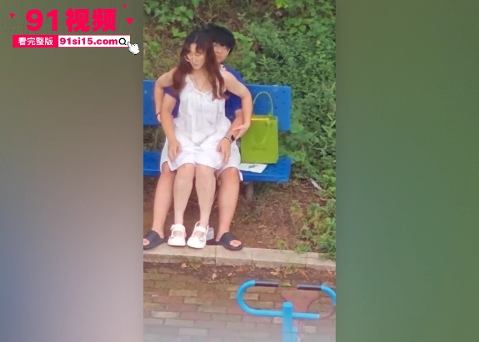 逆天小情侣公园长椅野战被偷拍视频曝光  妹子脱了内裤上位猛摇 现在的年轻人逼瘾真大啊 - 图3