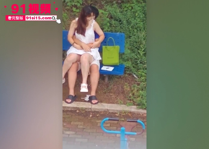 逆天小情侣公园长椅野战被偷拍视频曝光  妹子脱了内裤上位猛摇 现在的年轻人逼瘾真大啊 - 图4