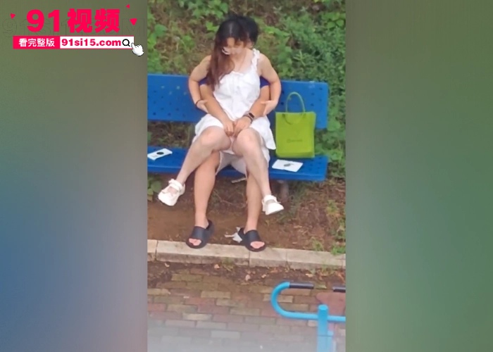 逆天小情侣公园长椅野战被偷拍视频曝光  妹子脱了内裤上位猛摇 现在的年轻人逼瘾真大啊 - 图6