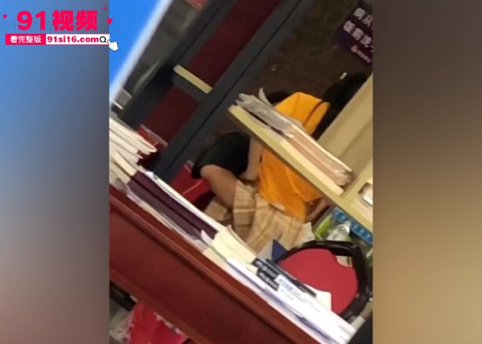 哈尔滨理工荣成学院食堂 情侣上演惊天淫戏 少女被探裙猛扣情动深处竟当众舌吻跪地口交 现在的学生真会玩 - 图8