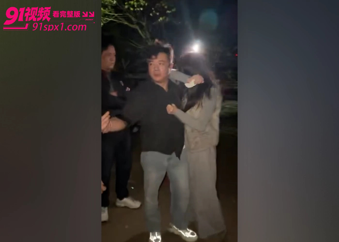 潮州宏安仔婿 沙陇曾 偷腥被原配直播抓小三现场 渣男舍身护花 小三长的还挺好看 - 图1