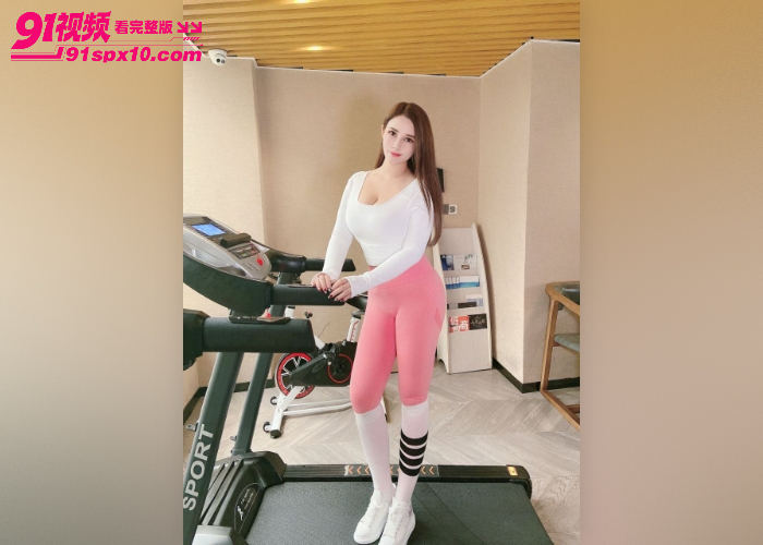 媚黑女不值得可怜丰满熟女 被老黑巨根塞满干的阴唇外翻 往逼里尿尿吐痰 可惜了这么好的逼 - 图3