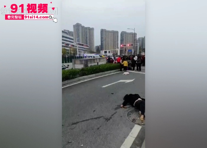 湖北十堰发生严重车祸 车撞学生伤亡几十人 肇事司机撞完人淡定抽烟 疑似报复社会 - 图11