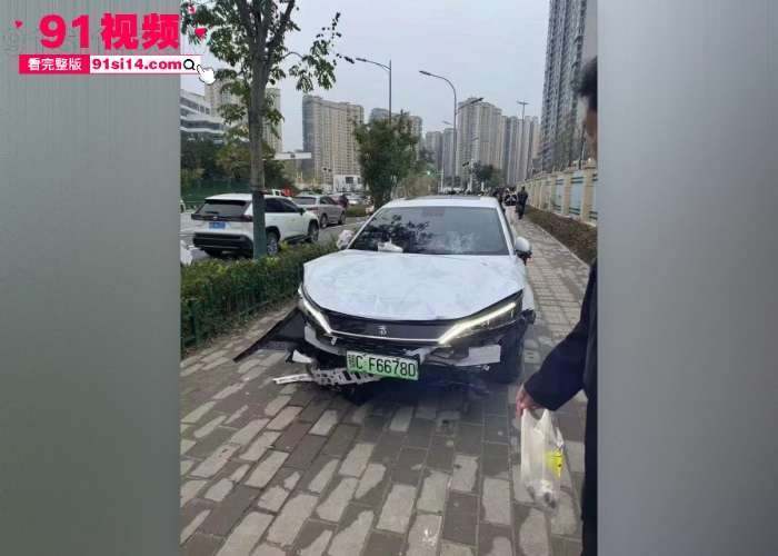 湖北十堰发生严重车祸 车撞学生伤亡几十人 肇事司机撞完人淡定抽烟 疑似报复社会 - 图12