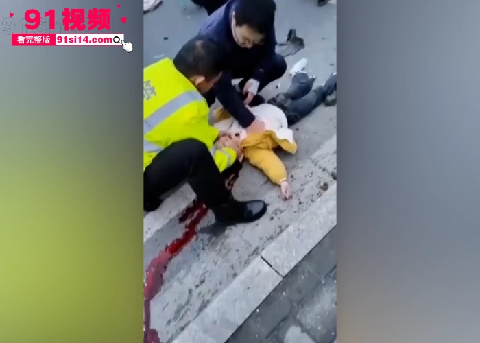 湖北十堰发生严重车祸 车撞学生伤亡几十人 肇事司机撞完人淡定抽烟 疑似报复社会 - 图13