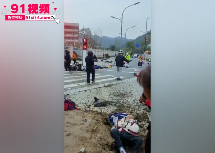 湖北十堰发生严重车祸 车撞学生伤亡几十人 肇事司机撞完人淡定抽烟 疑似报复社会 - 图14