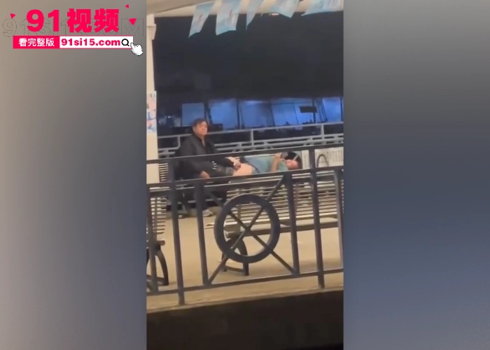 香港长洲码头六旬老人上演活春宫被捕 宝刀未老船上动作猛烈 脱裤狂干不怕围观 吃瓜群众直呼牛逼 - 图1