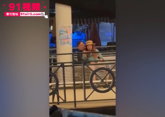 香港长洲码头六旬老人上演活春宫被捕 宝刀未老船上动作猛烈 脱裤狂干不怕围观 吃瓜群众直呼牛逼 - 图2