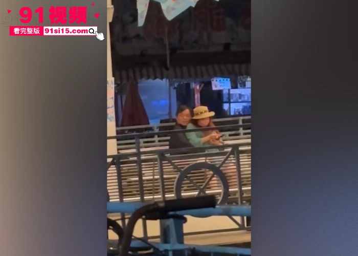 香港长洲码头六旬老人上演活春宫被捕 宝刀未老船上动作猛烈 脱裤狂干不怕围观 吃瓜群众直呼牛逼 - 图4