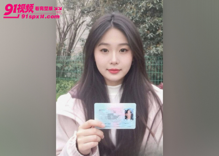 舞蹈系大三美女 刘梓彤 裸贷视频彻底曝光 巨乳翘臀全裸自慰 水晶假鸡巴猛插喷汁 - 图1