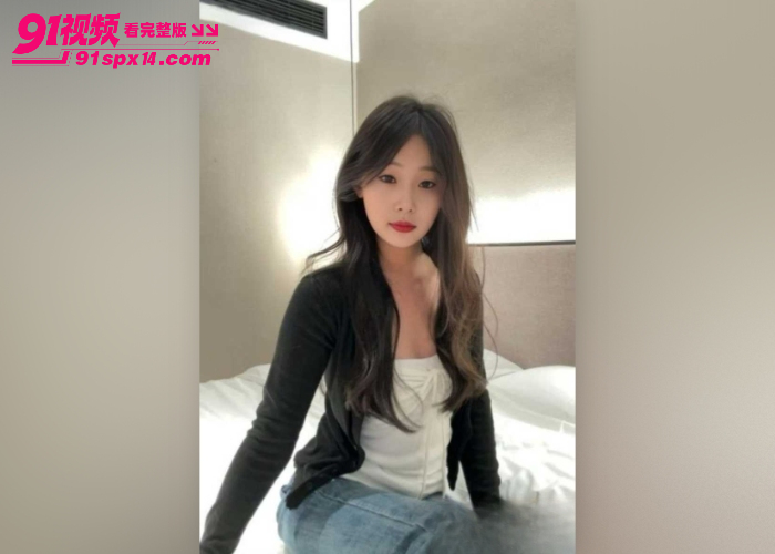 舞蹈系大三美女 刘梓彤 裸贷视频彻底曝光 巨乳翘臀全裸自慰 水晶假鸡巴猛插喷汁 - 图2