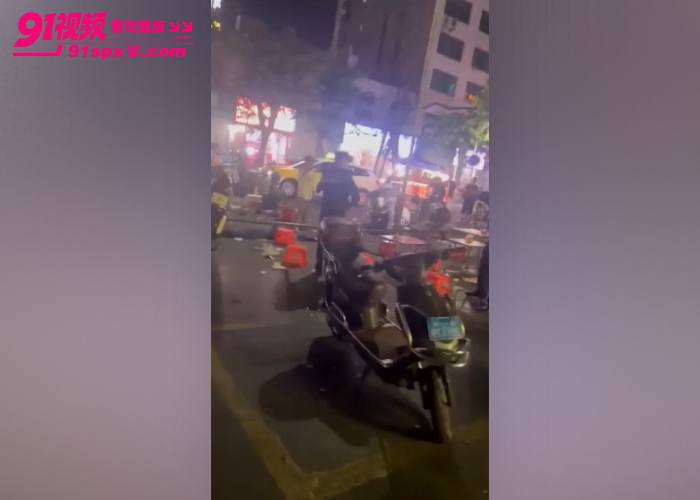 海口夜市男子持刀闹事 警察对峙现场鸣枪警告 当街按倒在地太刺激了 - 图1