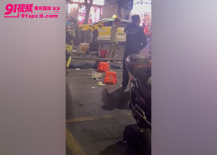 海口夜市男子持刀闹事 警察对峙现场鸣枪警告 当街按倒在地太刺激了 - 图2