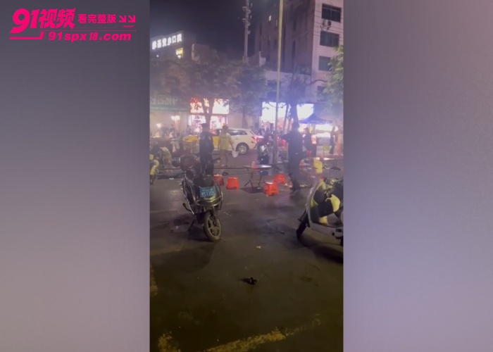 海口夜市男子持刀闹事 警察对峙现场鸣枪警告 当街按倒在地太刺激了 - 图3
