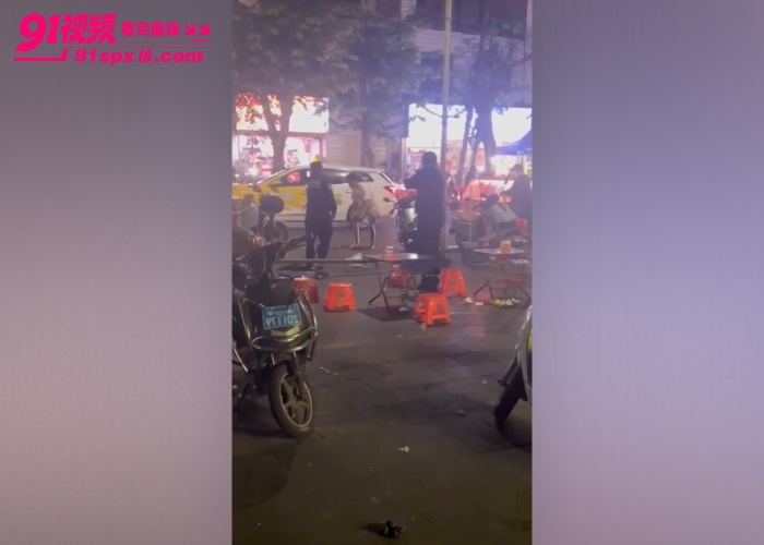 海口夜市男子持刀闹事 警察对峙现场鸣枪警告 当街按倒在地太刺激了 - 图4