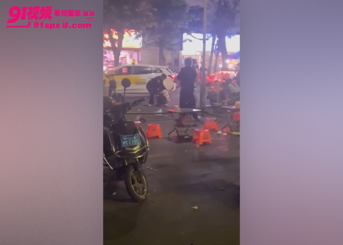 海口夜市男子持刀闹事 警察对峙现场鸣枪警告 当街按倒在地太刺激了 - 图5