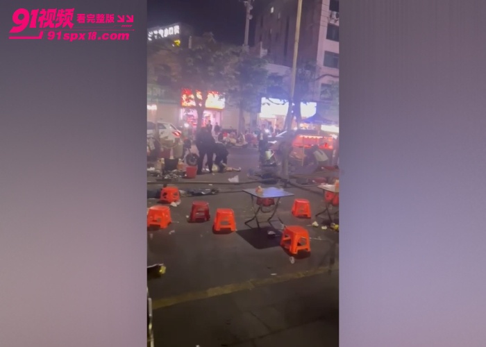 海口夜市男子持刀闹事 警察对峙现场鸣枪警告 当街按倒在地太刺激了 - 图6