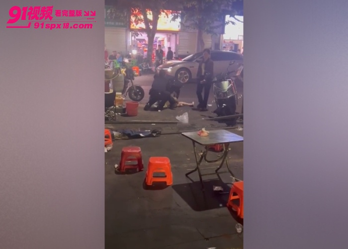 海口夜市男子持刀闹事 警察对峙现场鸣枪警告 当街按倒在地太刺激了 - 图7