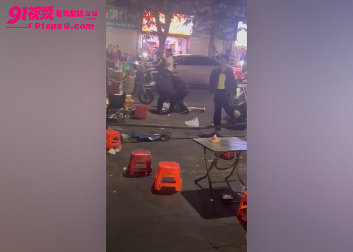 海口夜市男子持刀闹事 警察对峙现场鸣枪警告 当街按倒在地太刺激了 - 图8