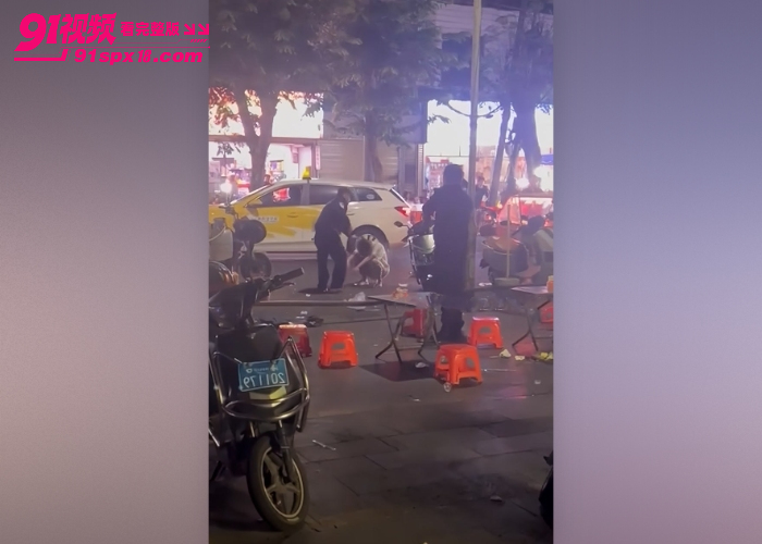 海口夜市男子持刀闹事 警察对峙现场鸣枪警告 当街按倒在地太刺激了 - 图9