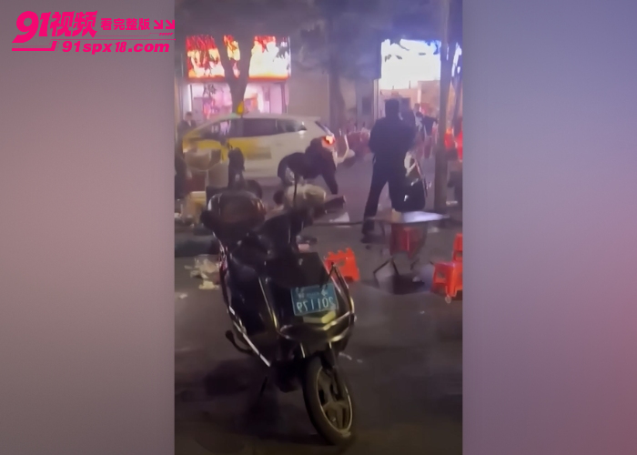 海口夜市男子持刀闹事 警察对峙现场鸣枪警告 当街按倒在地太刺激了 - 图10