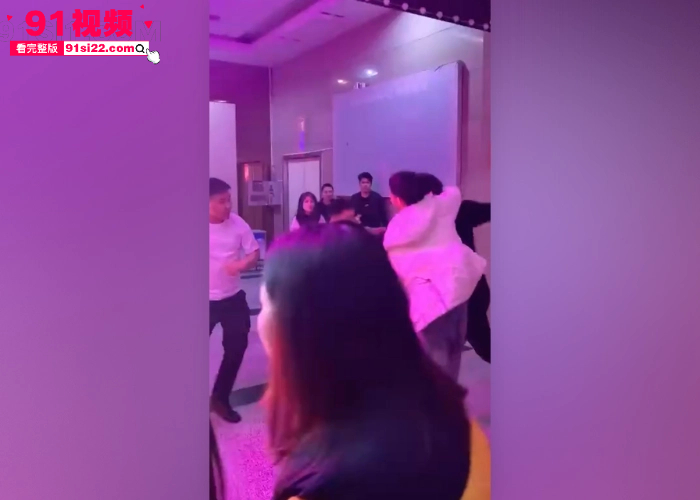 国服泰森实锤精神小伙1V3碾压 拳狠腿猛开启疯狗模式 打嗨了一拳KO了自己对象属实牛逼啊 - 图1