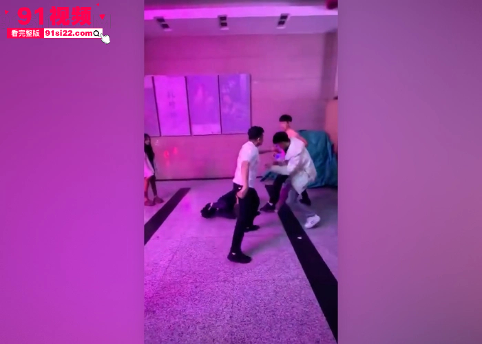 国服泰森实锤精神小伙1V3碾压 拳狠腿猛开启疯狗模式 打嗨了一拳KO了自己对象属实牛逼啊 - 图2